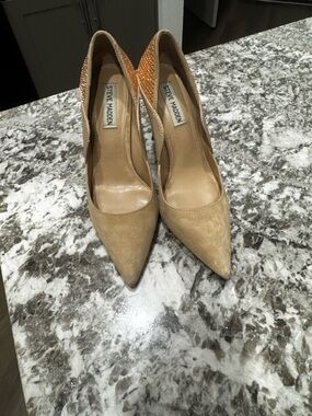 Steve Madden Tan Suede Pointed-Toe Pumps with Embellished Heel